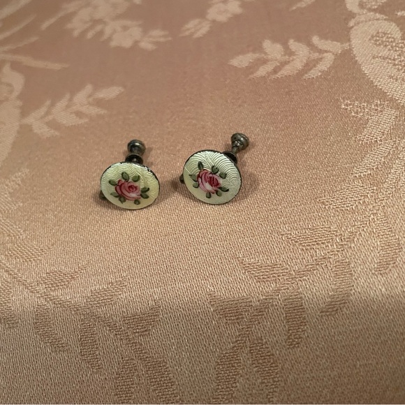 Vintage guilloché enamel screw-back earrings with a pink rose design - Picture 3 of 6